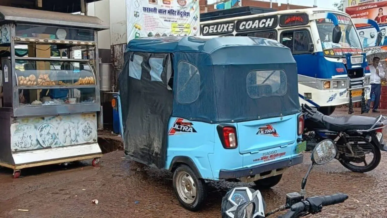 दमोह बस स्टैंड पर ऑटो चालक की अचानक मौत, सवारी छोड़ने पहुंचे ड्राइवर को आया साइलेंट हार्ट अटैक