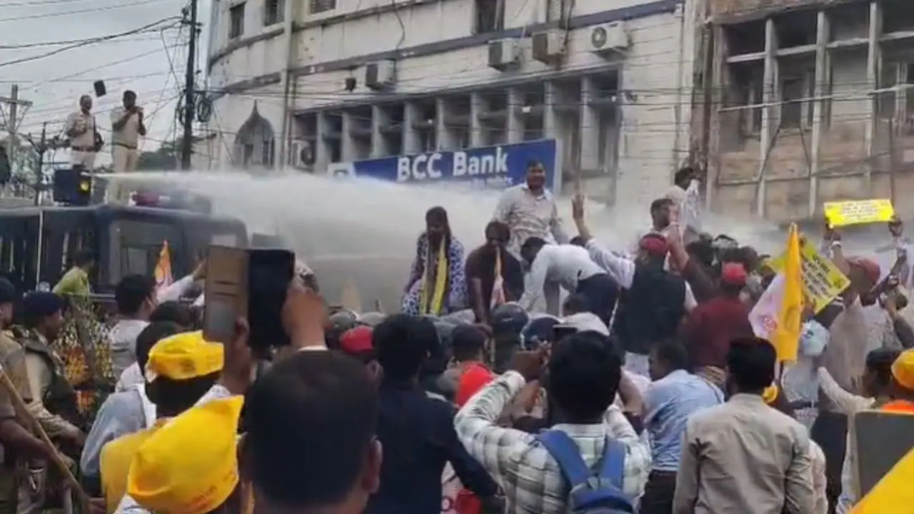 आरक्षण को लेकर OBC महासभा का भोपाल में उग्र प्रदर्शन, बैरिकेड्स पर चढ़े प्रदर्शनकारी, पुलिस ने वाटर कैनन से रोका