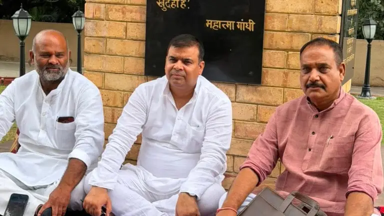 विधानसभा में बार-बार सवाल निरस्त होने पर भड़के कांग्रेस विधायक पंकज उपाध्याय, गांधी प्रतिमा के सामने दिया धरना, पढ़ें खबर