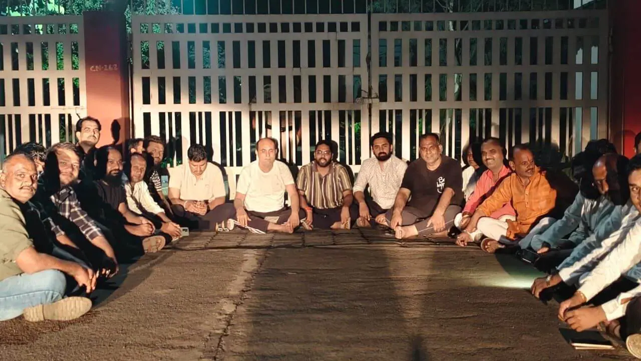 आगर में कांग्रेस का रात्रिकालीन विरोध प्रदर्शन, छात्रों पर कार्रवाई और राहुल गांधी की गिरफ्तारी के खिलाफ सड़कों पर उतरे कार्यकर्ता