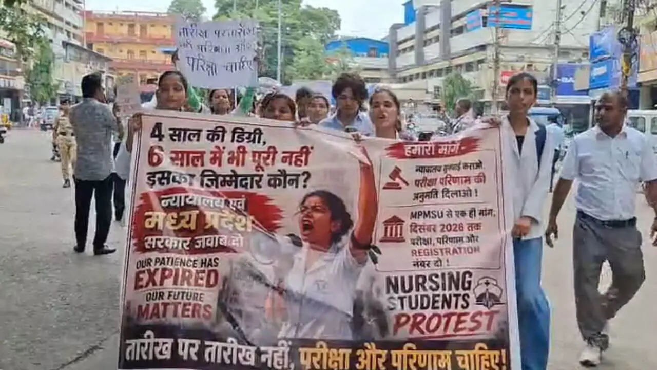 “तारीख पर तारीख नहीं, परीक्षा और परिणाम चाहिए..” जबलपुर में नर्सिंग छात्रों का जोरदार प्रदर्शन, हाईकोर्ट से लगाई गुहार, जानें पूरा मामला