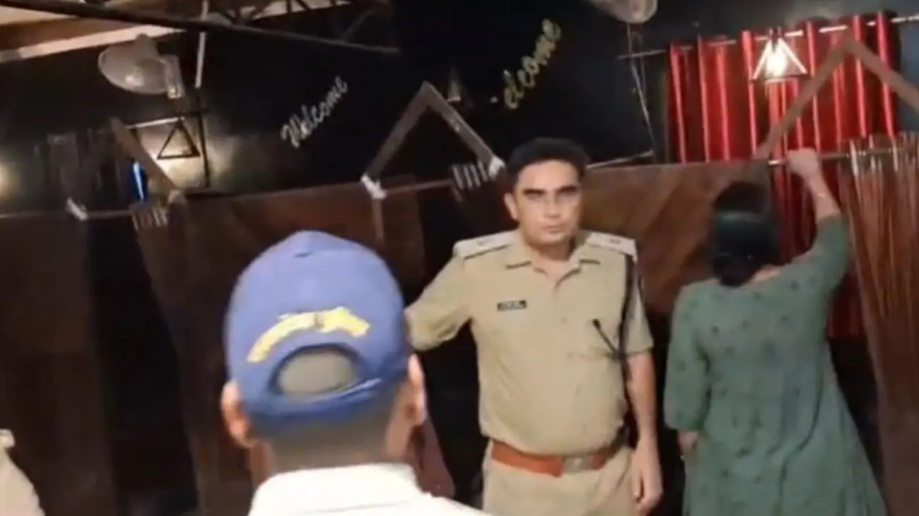 स्पा सेंटर का दरवाजा तोड़कर अंदर घुसी पुलिस, छोटे-छोटे केबिन में मिले युवक-युवतियां, 4 सेंटर को किया सील