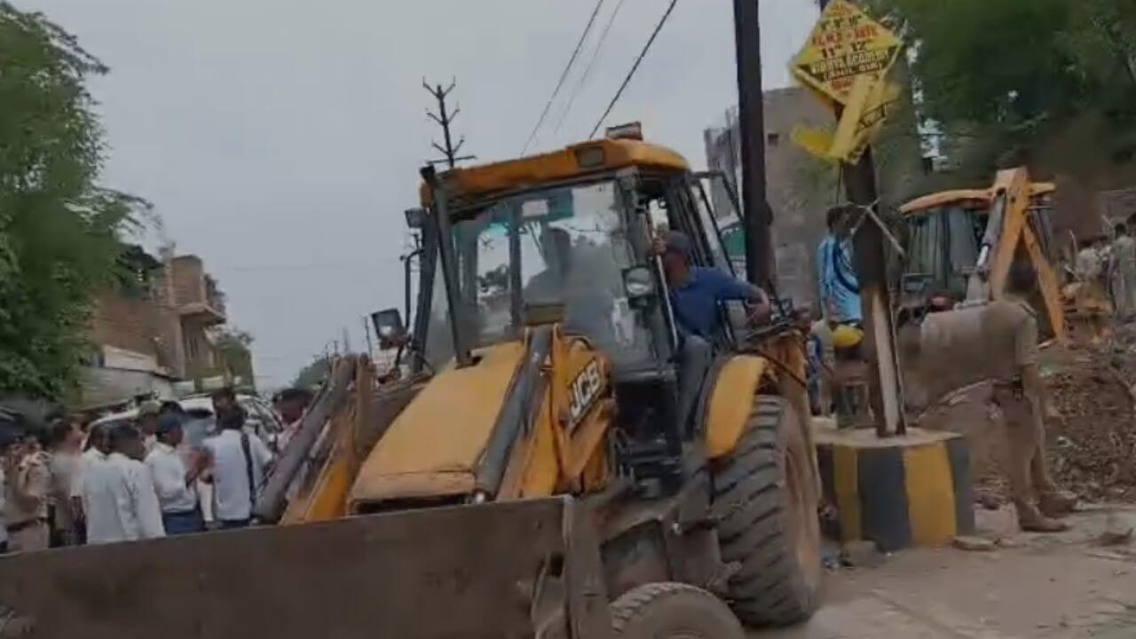 भरभराकर गिरी दीवार, क्या यहाँ भी भ्रष्टाचार, तीन लोग दबे, नगर निगम सवालों के घेरे में