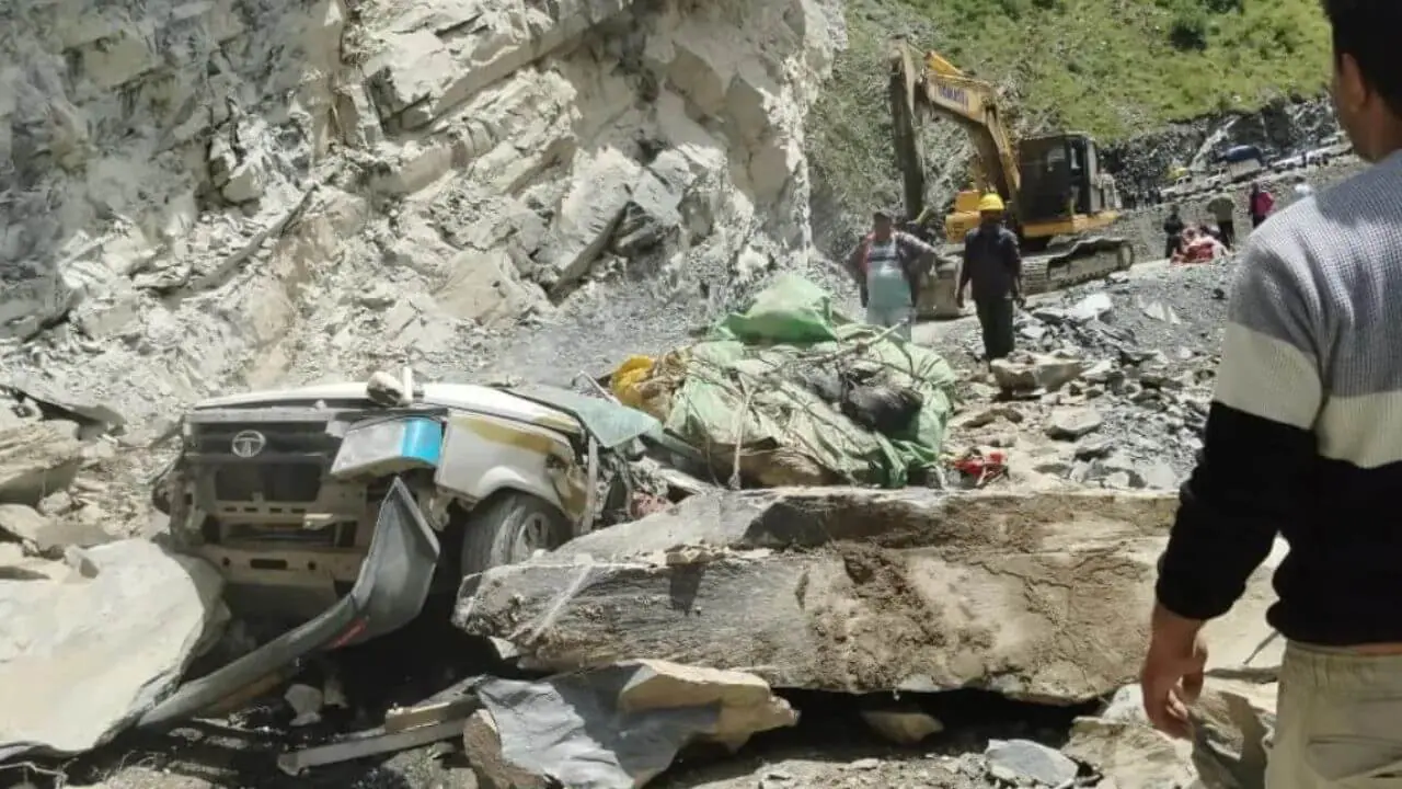 हिमाचल प्रदेश में दर्दनाक हादसा, टैक्सी पर गिरी विशाल चट्टान, 13 लोगों की मौत, सीएम सुक्खू ने जताया दुख