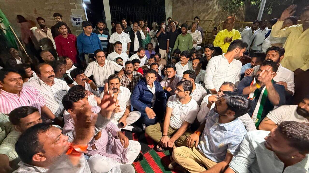 राहुल गांधी की हिरासत पर सियासी संग्राम, भोपाल में कांग्रेस का प्रदर्शन, जीतू पटवारी बोले- चाहे जेल में डाल दो लेकिन..