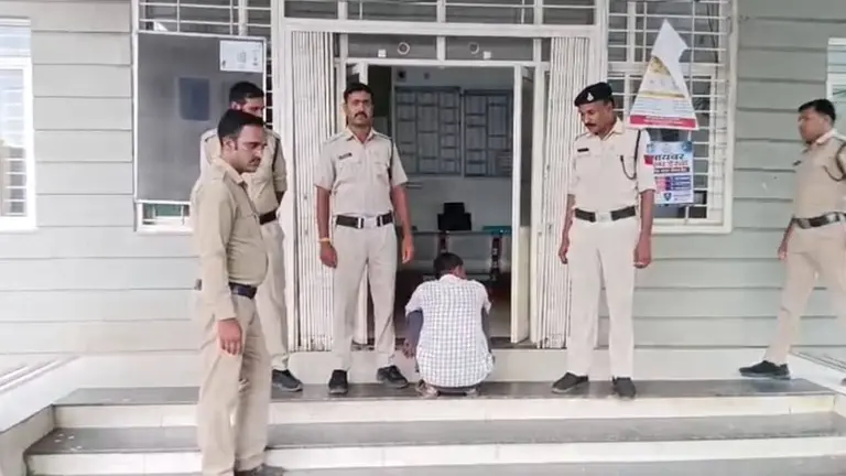 पुलिस ने नशे के कारोबार पर कसा शिकंजा, करीब डेढ़ किलो अवैध अफीम के साथ तस्कर को किया गिरफ्तार