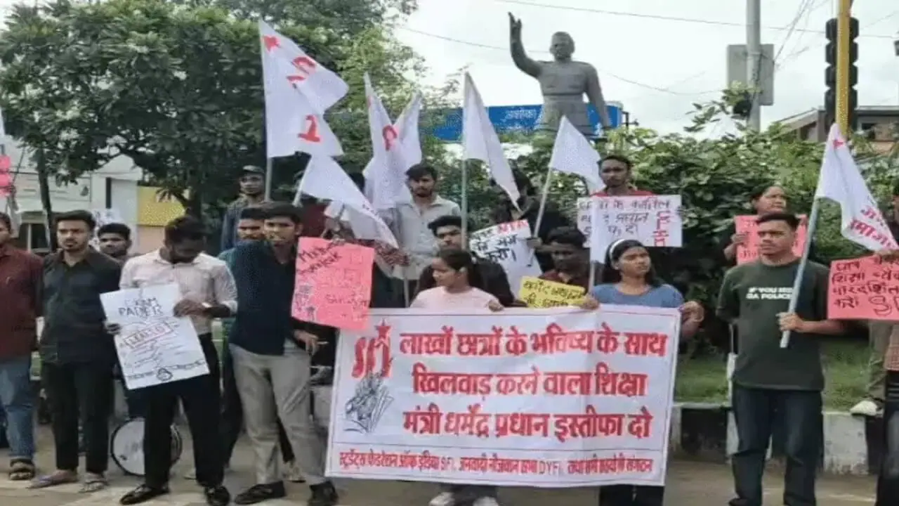 भोपाल में सोनम वांगचुक के समर्थन में छात्रों का प्रदर्शन, NTA भंग और धर्मेंद्र प्रधान के इस्तीफे की उठी मांग