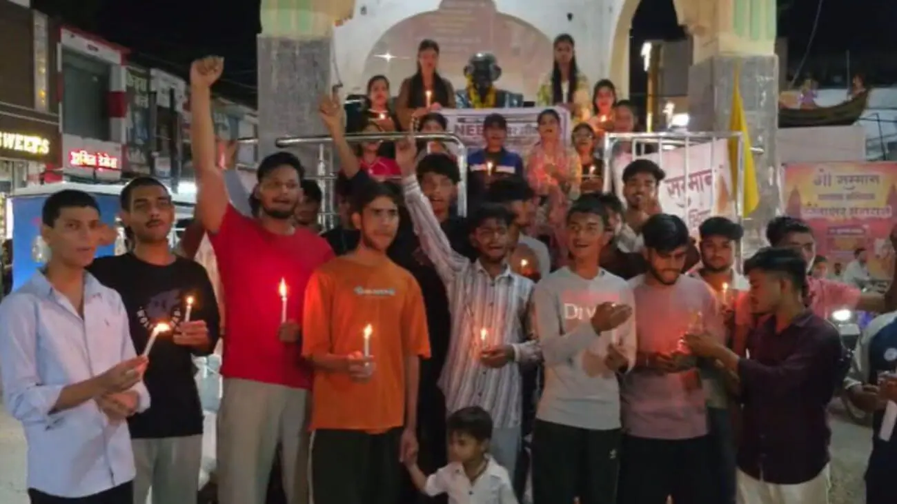 दमोह में छात्रों ने निकाला कैंडल मार्च, NEET पेपर लीक से तनाव में जान गवानें वाले विद्यार्थियों को दी श्रद्धांजलि