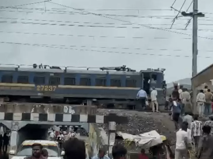 क्या इंदौर में लोको पायलट ने समोसे के लिए रोकी ट्रेन? वीडियो हुआ वायरल, रेलवे ने शुरू की जांच