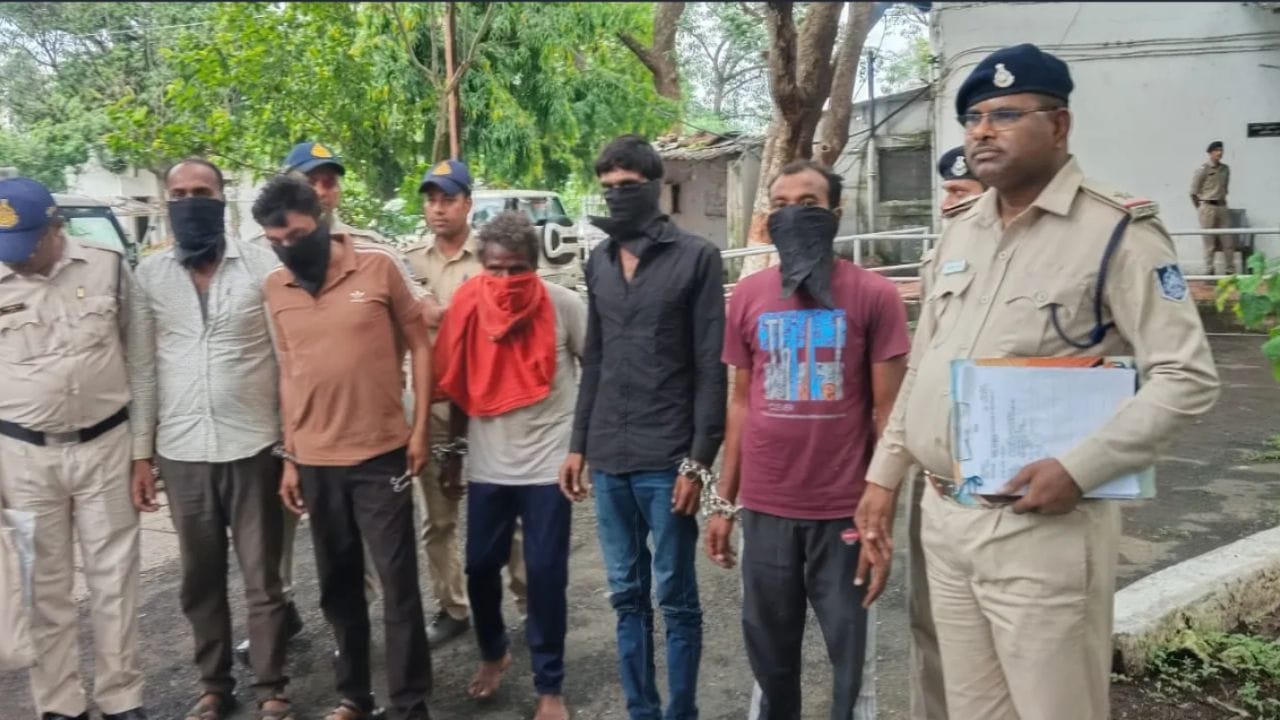 भगवान से माफी मांगकर मंदिर में करता था चोरी! भोपाल में इनामी सरगना समेत 6 आरोपी गिरफ्तार