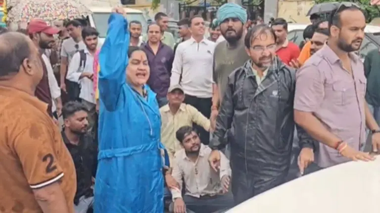 खंडवा: दिल्ली में छात्रों पर लाठीचार्ज के विरोध में NSUI का प्रदर्शन, केंद्र सरकार के खिलाफ की नारेबाजी, धर्मेंद्र प्रधान के इस्तीफे की मांग