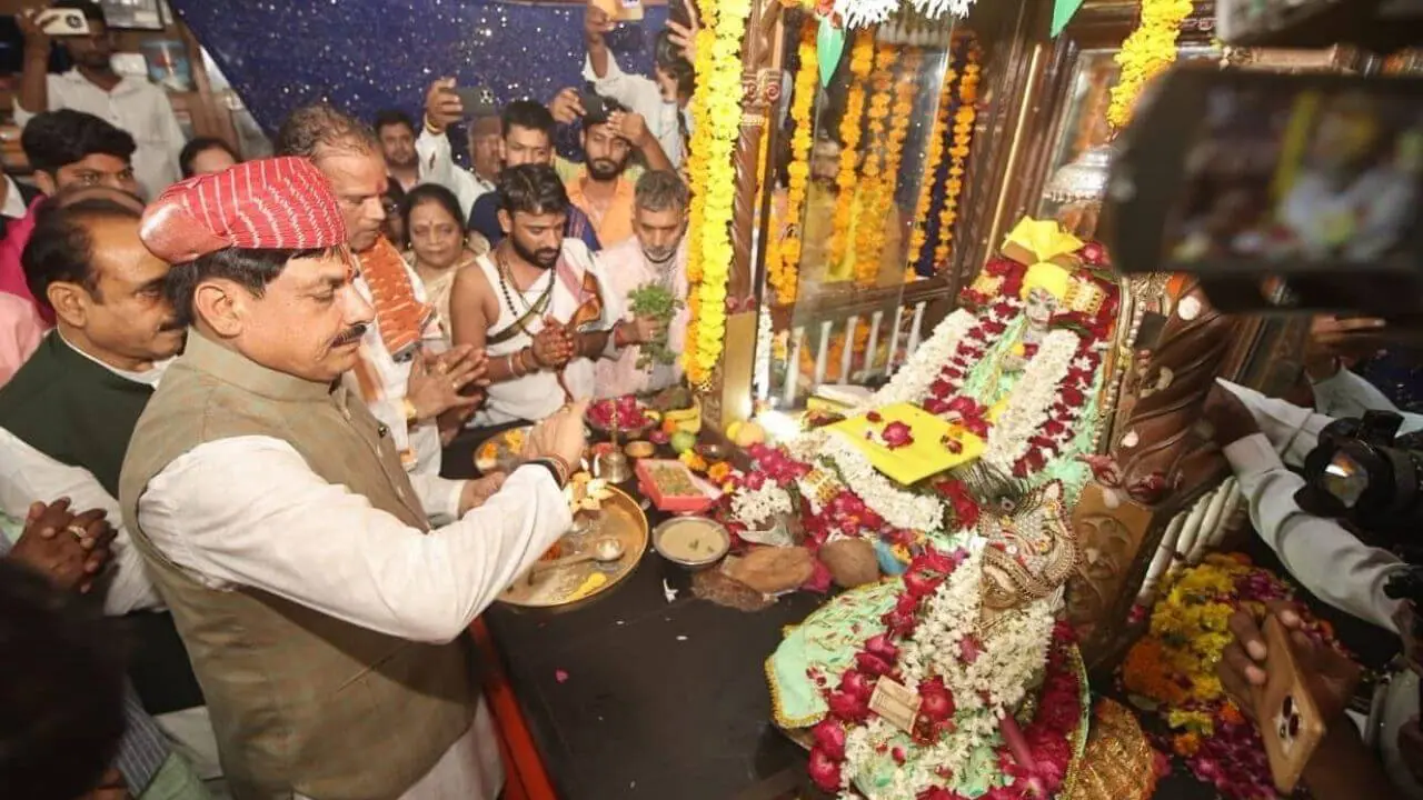 गुरु पूर्णिमा पर CM डॉ. मोहन यादव पहुंचे महर्षि सांदीपनि आश्रम, समर्पित की अपनी पुस्तक, मंगुभाई पटेल ने लिखी है प्रस्तावना