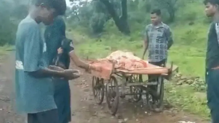 सड़क नहीं, कीचड़ ही कीचड़… शव वाहन फंसा तो ठेले पर निकली मासूम की अंतिम यात्रा