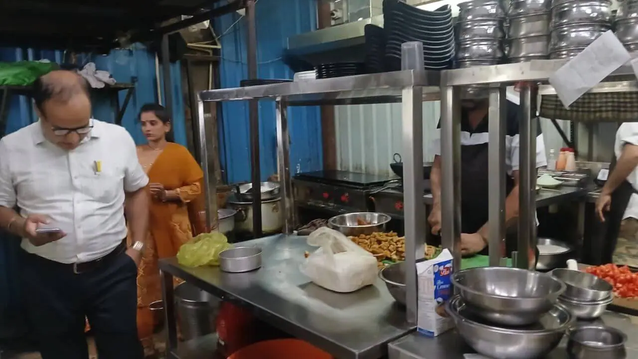 भोपाल में फूड सेफ्टी विभाग का बड़ा एक्शन, पिज्जा हट और रेस्टोरेंट से लिए गए खाद्य नमूने, लस्सी में कीड़ा निकलने की शिकायत