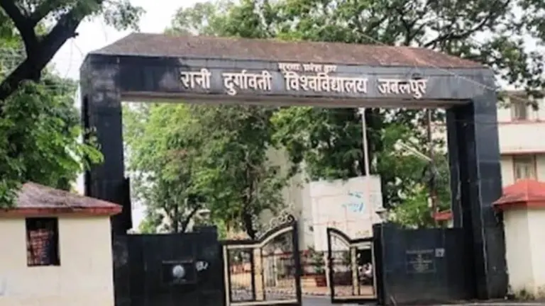छात्रा के रोल नंबर के साथ अश्लील शब्द, फिर विवादों के घेरे में रानी दुर्गावती विश्वविद्यालय, जानिए पूरा मामला