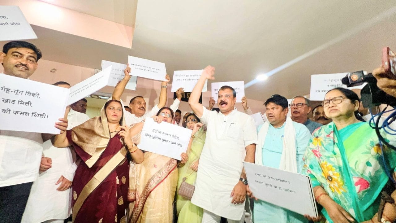 MP विधानसभा मानसून सत्र: UCC के विरोध में कांग्रेस का प्रदर्शन, उमंग सिंघार बोले “असली मुद्दों से ध्यान भटका रही सरकार”
