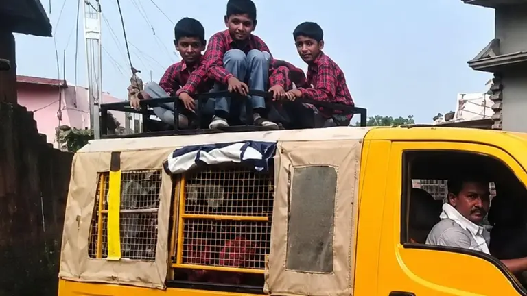 मारुति वैन में ठूंस-ठूंसकर भरे स्कूली बच्चे, छत पर बैठाकर दौड़ाई गाड़ी, बिजनौर का Video वायरल
