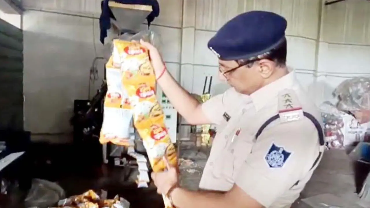 जबलपुर पुलिस का बड़ा एक्शन, नकली स्नैक्स फैक्ट्री पर मारा छापा, कॉपीराइट उल्लंघन में फैक्ट्री सील कर जब्त किया माल