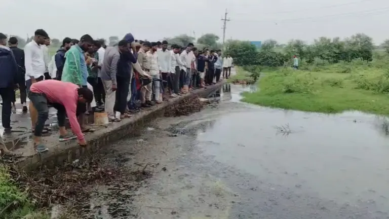 ग्रामीणों के लिए आफत बना कंपनी द्वारा छोड़ा जा रहा दूषित पानी, ग्रामीणों ने चक्का-जाम कर तहसीलदार को सुनाई आपबीती
