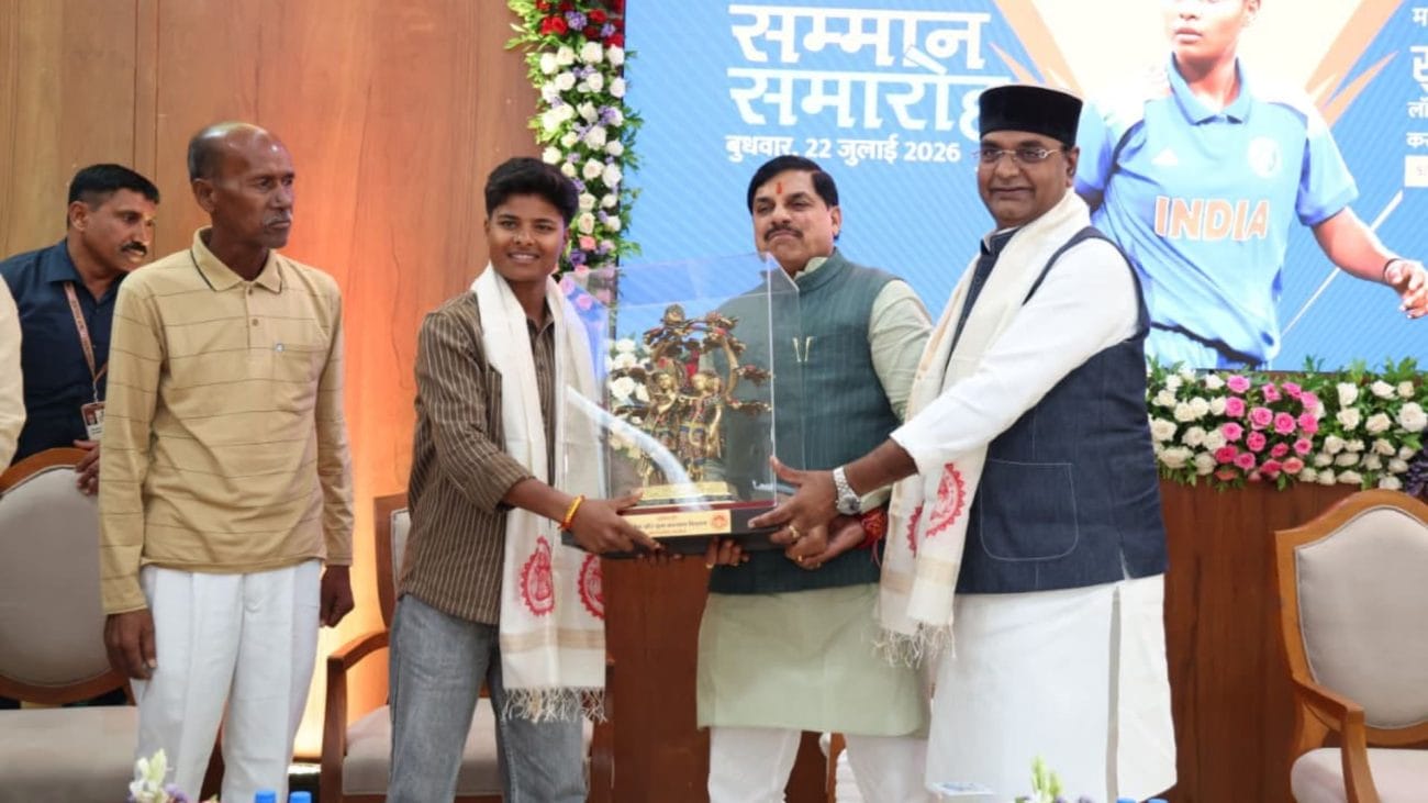 लॉर्ड्स में इतिहास रचने वाली मध्य प्रदेश की बेटी क्रांति गौड़ को CM मोहन यादव ने किया सम्मानित, 5 लाख रूपए की प्रोत्साहन राशि का किया ऐलान