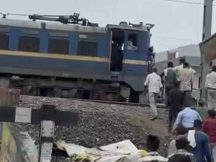 क्या इंदौर में लोको पायलट ने समोसे के लिए रोकी ट्रेन? वीडियो हुआ वायरल, रेलवे ने शुरू की जांच