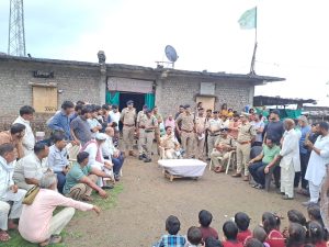 खेरवा पहुंचे धार एसपी सचिन शर्मा, अपराध रोकने और शिक्षा को लेकर ग्रामीणों से की खास अपील