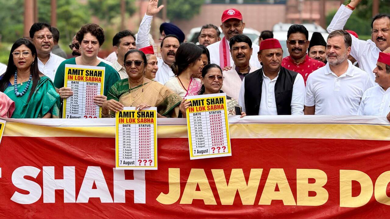 विपक्षी सांसदों का संसद परिसर में प्रदर्शन, प्रियंका गांधी बोलीं- जब तक अमित शाह संसद में बयान नहीं देंगे, तब तक गतिरोध जारी रहेगा