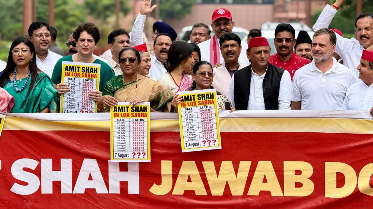 विपक्षी सांसदों का संसद परिसर में प्रदर्शन, प्रियंका गांधी बोलीं- जब तक अमित शाह संसद में बयान नहीं देंगे, तब तक गतिरोध जारी रहेगा