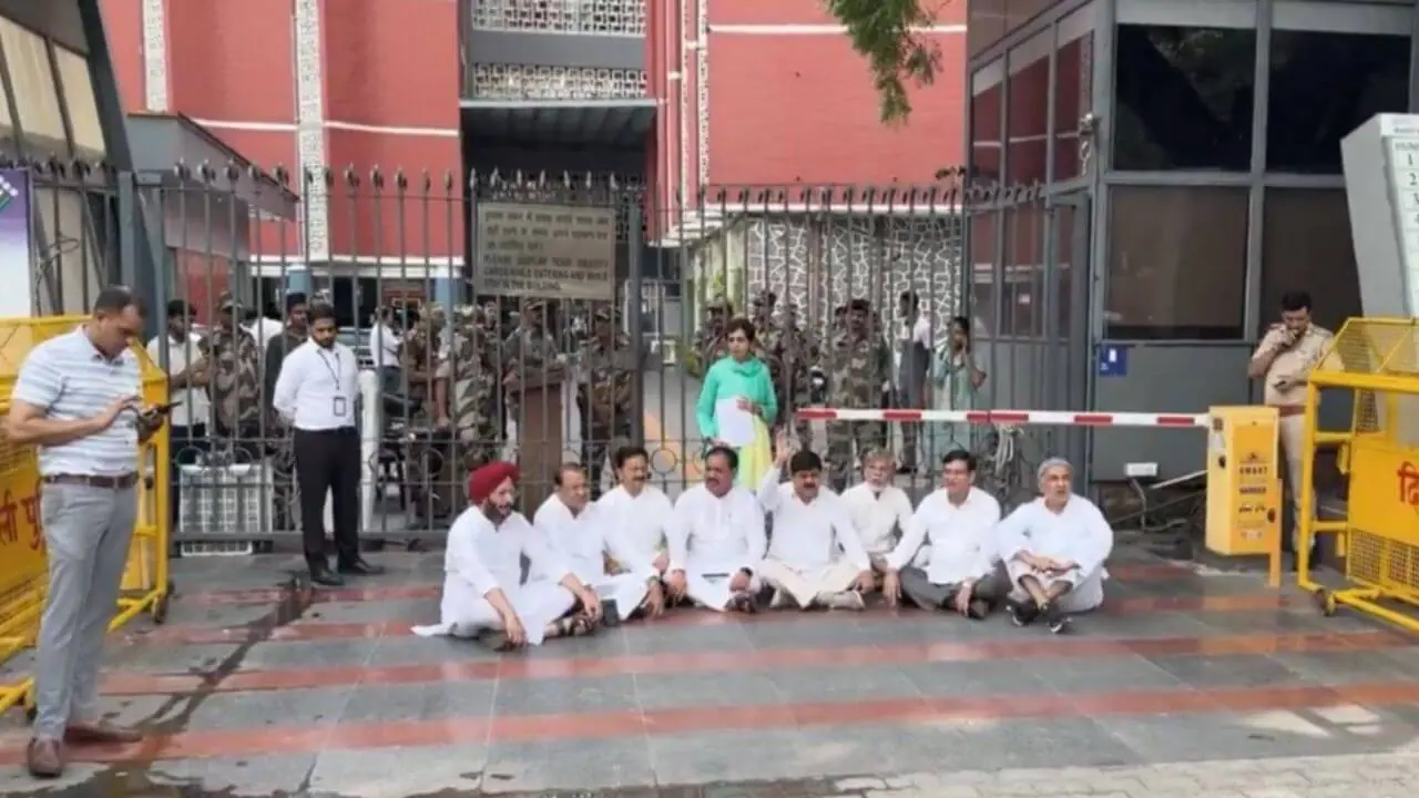 उत्तराखंड में हो रही SIR पर कांग्रेस ने लगाये गड़बड़ियों के आरोप, भारत निर्वाचन आयोग के कार्यालय के बाहर जताया विरोध, की नारेबाजी