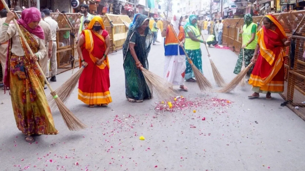 उज्जैन: नाग पंचमी पर 350 से ज्यादा सफाई मित्रों ने संभाली स्वच्छता की कमान, श्रद्धालुओं को किया जागरूक