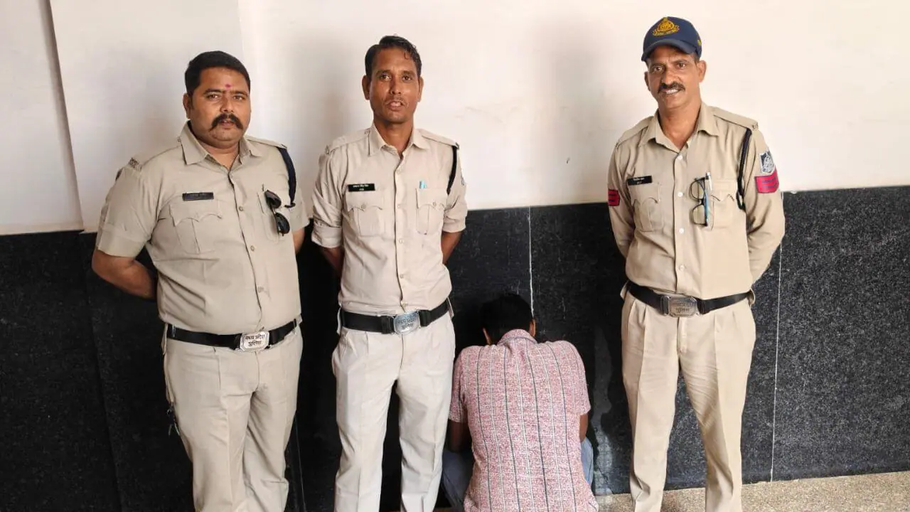 नीमच पुलिस का बड़ा एक्शन, युवक को लाखों की अवैध अफीम के साथ रंगे हाथों किया गिरफ्तार, बाइक और मोबाइल भी किया जब्त