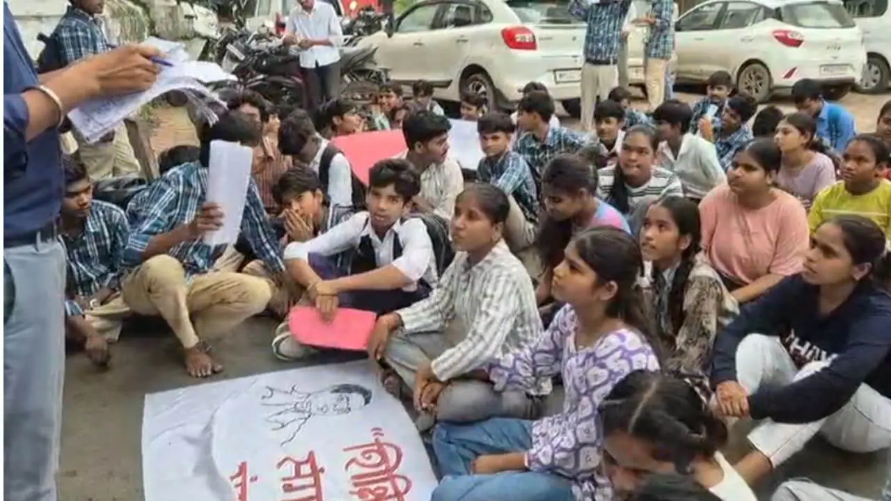 हॉस्टलों की अव्यवस्थाओं के खिलाफ सड़कों पर उतरे छात्र-छात्राएं, 10 KM पैदल चलकर पहुंचे कलेक्टर कार्यालय