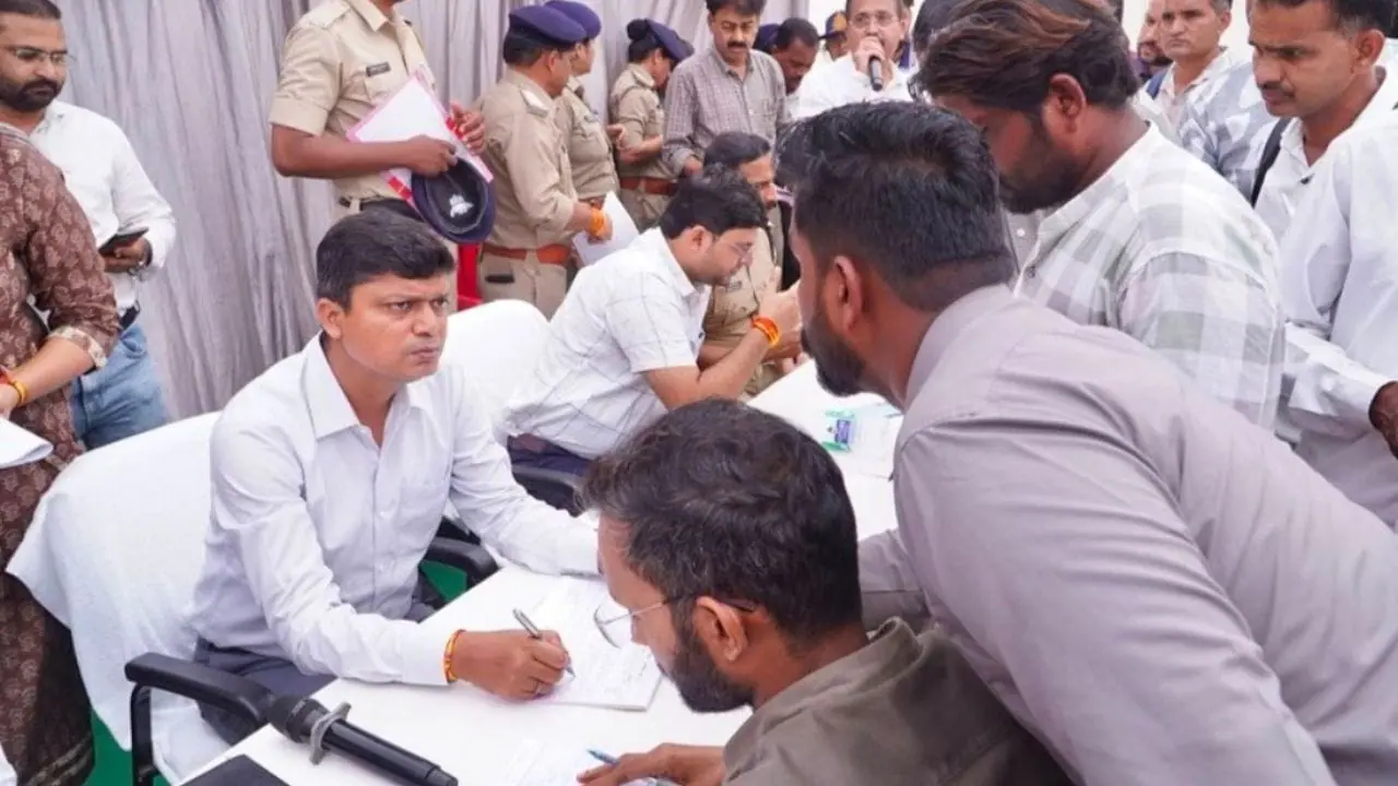 बड़नगर में जिला स्तरीय जन विश्वास शिविर का आयोजन, कलेक्टर ने सुनी ग्रामीणों की समस्या, लापरवाही पर अपनाया सख्त रुख