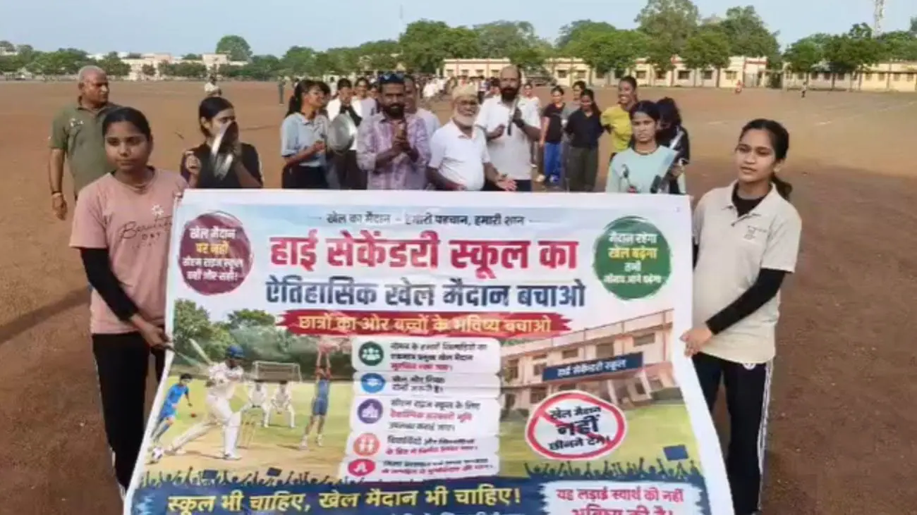नीमच खेल मैदान बचाओ आंदोलन ने पकड़ी रफ़्तार, खिलाड़ियों ने थाली-ताली बजाकर निकाली जन-जागरण रैली