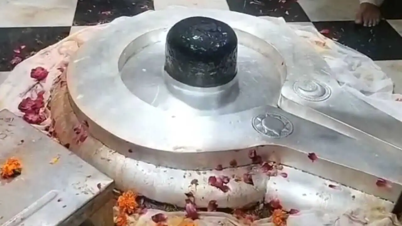 निखरा भगवान मंगलनाथ का स्वरूप, अर्पित की गई 20 किलो चांदी से बनी नई जलाधारी