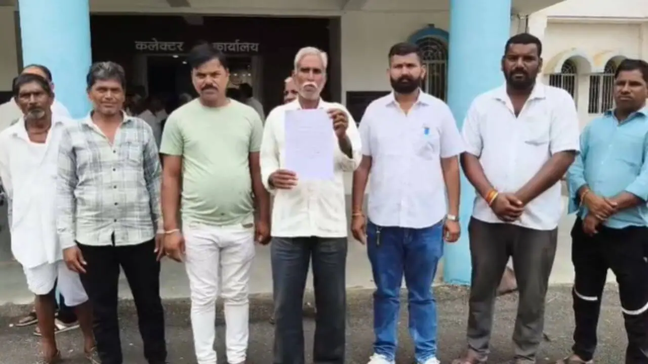 नीमच: फैक्ट्री से निकल रहे रासायनिक अपशिष्ट से बंजर हो रही जमीन, किसान ने कलेक्टर को सुनाई पीड़ा, जांच और कार्रवाई की मांग