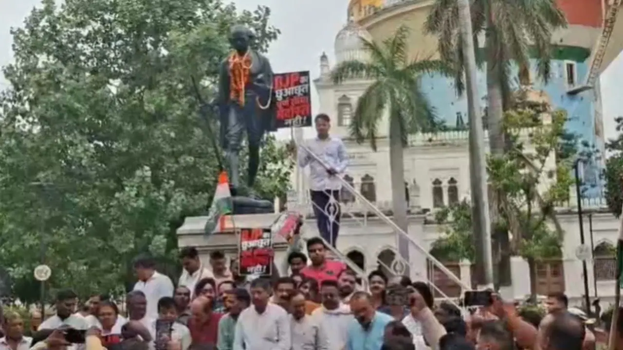 कांग्रेस अध्यक्ष मल्लिकार्जुन खड़गे के मंच शुद्धिकरण पर बवाल, जबलपुर में पार्टी कार्यकर्ताओं ने किया प्रदर्शन, भाजपा पर लगाए गंभीर आरोप