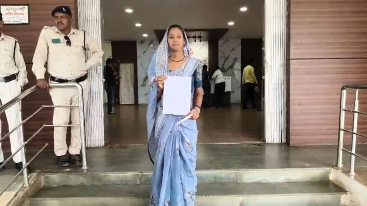 संवेदनहीन होते सरकारी मुलाजिम, पति की मौत के बाद संबल की राशि पाने दर दर भटक रही महिला, कलेक्टर से लगाई गुहार