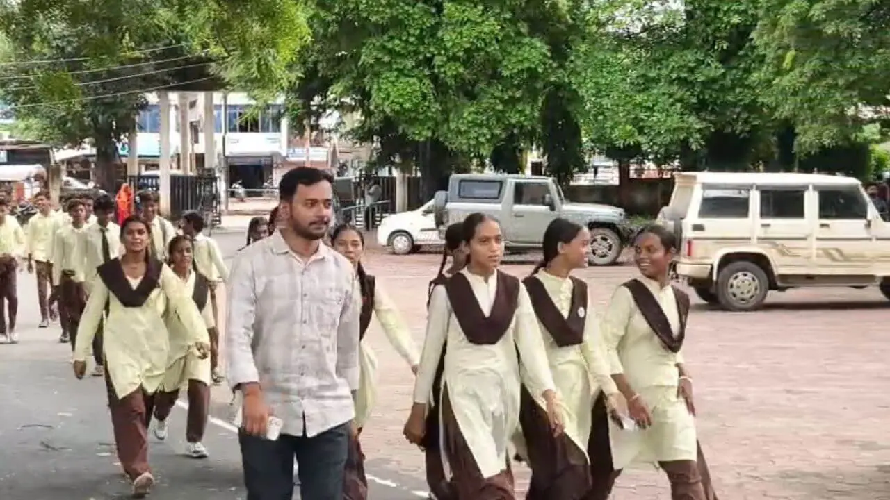 शहडोल में स्कूल की समस्याएं लेकर कलेक्टर कार्यालय पहुंचे छात्र-छात्राएं, कहा- क्लासरूम में भर जाता पानी, किताब-कॉपी भी बचाना मुश्किल