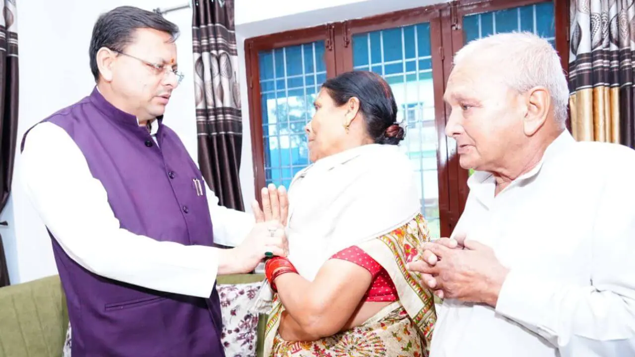 स्वतंत्रता दिवस से पहले शहीद अमित कुमार अणथ्वाल के घर पहुंचे CM धामी, परिजनों को किया सम्मानित