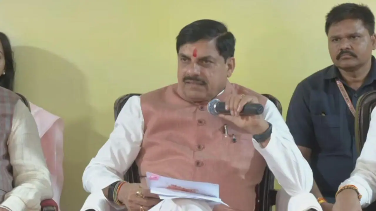 छिंदवाड़ा के बाद बड़वानी से CM डॉ. मोहन यादव का सख्त संदेश- नहीं सही जाएगी लापरवाही, तहसीलदार-पटवारी समेत 7 अधिकारी-कर्मचारी निलंबित
