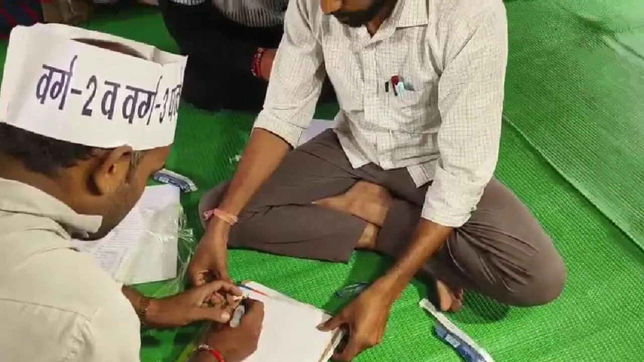 शिक्षक भर्ती में पदवृद्धि की मांग: 10 दिन से आंदोलन कर रहे अभ्यर्थियों ने खून से लिखा पत्र, CM और शिक्षा मंत्री से लगाई गुहार