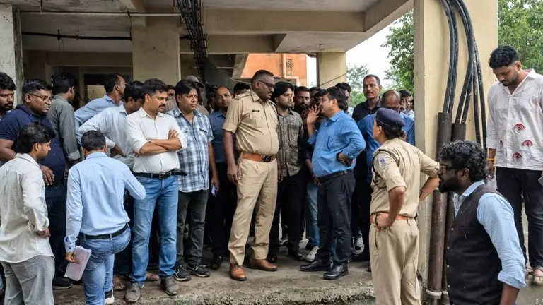 रतलाम में नगर निगम टीम पर पथराव, पीएम आवास में बेदखली नोटिस चस्पा करने पहुंची टीम पर हमला