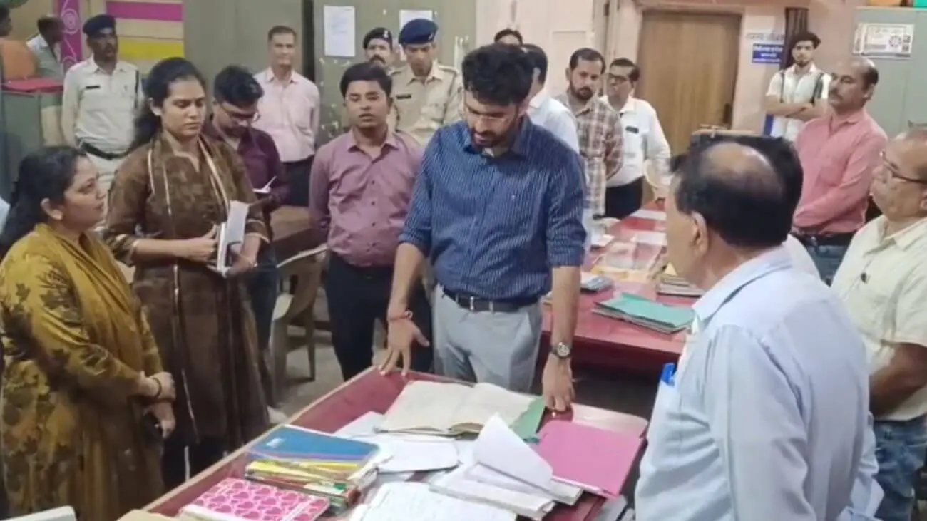 नीमच नगर पालिका में कलेक्टर का औचक निरीक्षण, लंबित मामलों पर सख्ती, समय सीमा में निपटारे के दिए निर्देश