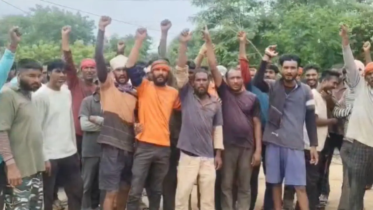 नीमच मंडी में ट्रॉली तुलाई व्यवस्था के खिलाफ हम्मालों का हंगामा, काम बंद कर पहुंचे कलेक्ट्रेट, रखीं ये प्रमुख मांगें