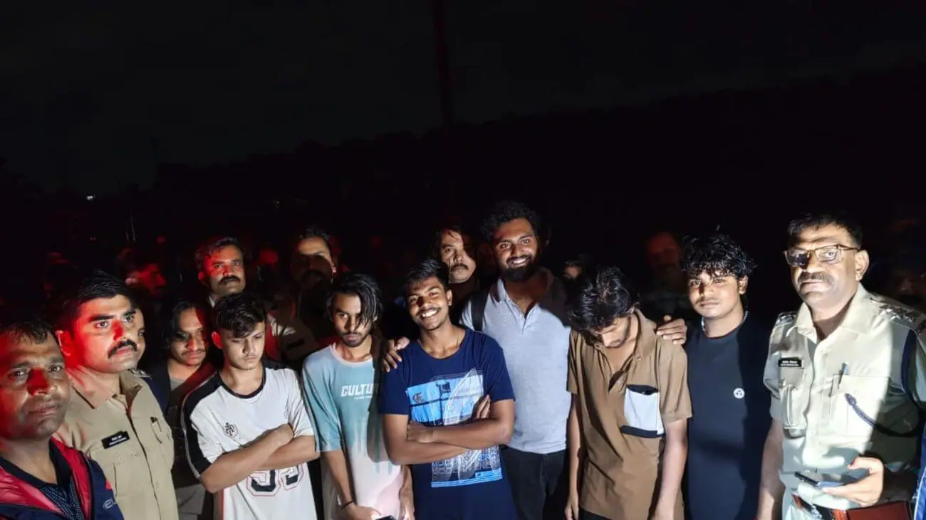 भोपाल में पिकनिक मनाने गए 7 युवक तेज बारिश में टीले पर फंसे, 4 घंटे चला रेस्क्यू, पुलिस-एसडीआरएफ ने सुरक्षित निकाला