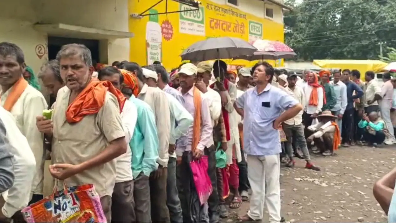 उमरिया में खाद के लिए किसानों की जद्दोजहद, वितरण केंद्र पर लंबी कतारें, तीन दिन में भी नहीं आ रहा नंबर, जिम्मेदार दे रहे ये सफाई