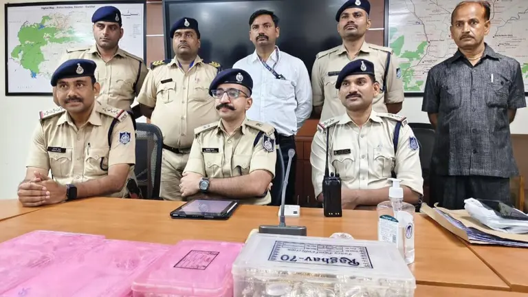 ज्वेलरी शॉप को निशाना बनाने वाले चार चोर गिरफ्तार, 5 किलो चांदी के जेवर, मूर्तियाँ बरामद, हैदराबाद में की वारदात