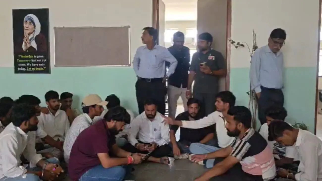 नीमच के जावद में छात्रा को रात में आपत्तिजनक मैसेज भेजने वाला शिक्षक सस्पेंड, BEO ऑफिस अटैच