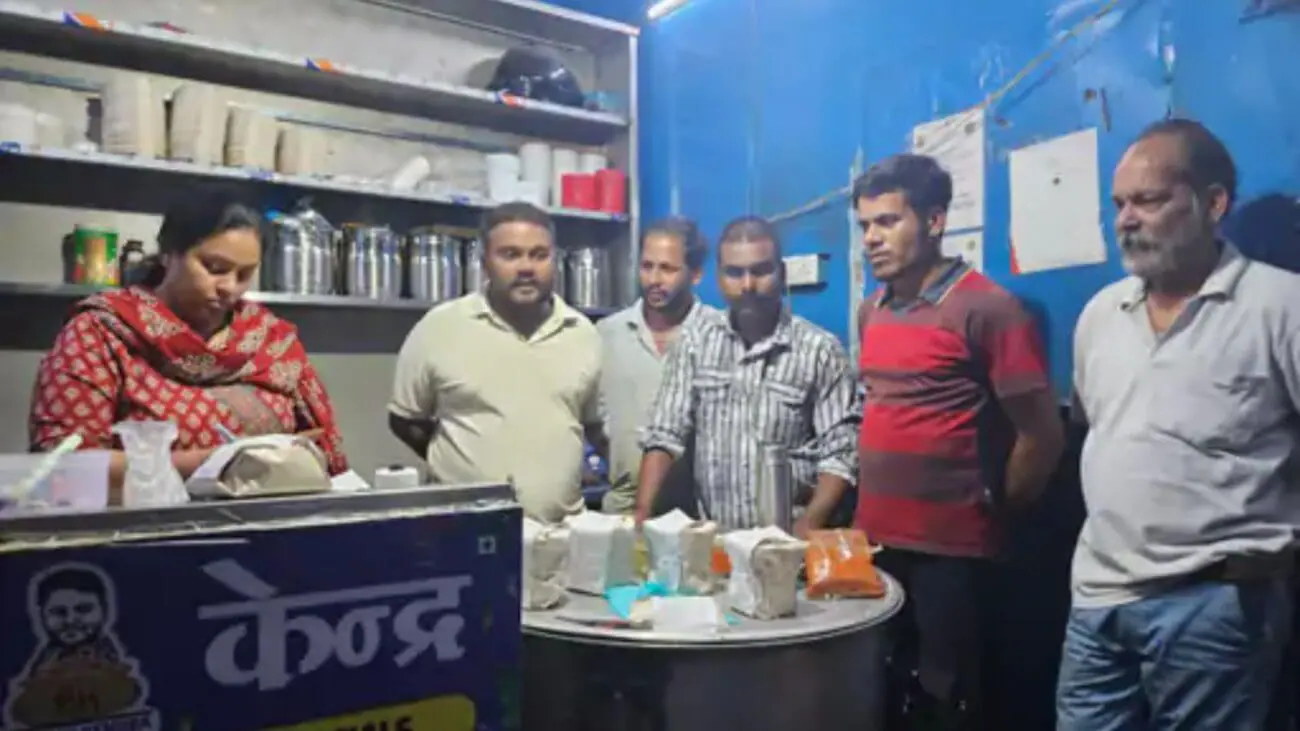 इंदौर में खाद्य सुरक्षा विभाग ने बिना लाइसेंस चल रहा बिरयानी सेंटर किया सील, बिरयानी में मिला अजीनोमोटो, मिर्च और सौंफ के सैंपल भी जांच के लिए भेजे